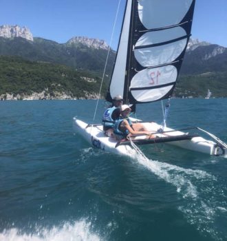 louer un catamaran sur le lac d'Annecy